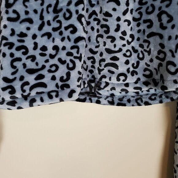 HYFVE Gray Cheetah Print Velour Cropped Sweatshirt Size medium In good conditi - Picture 5 of 7